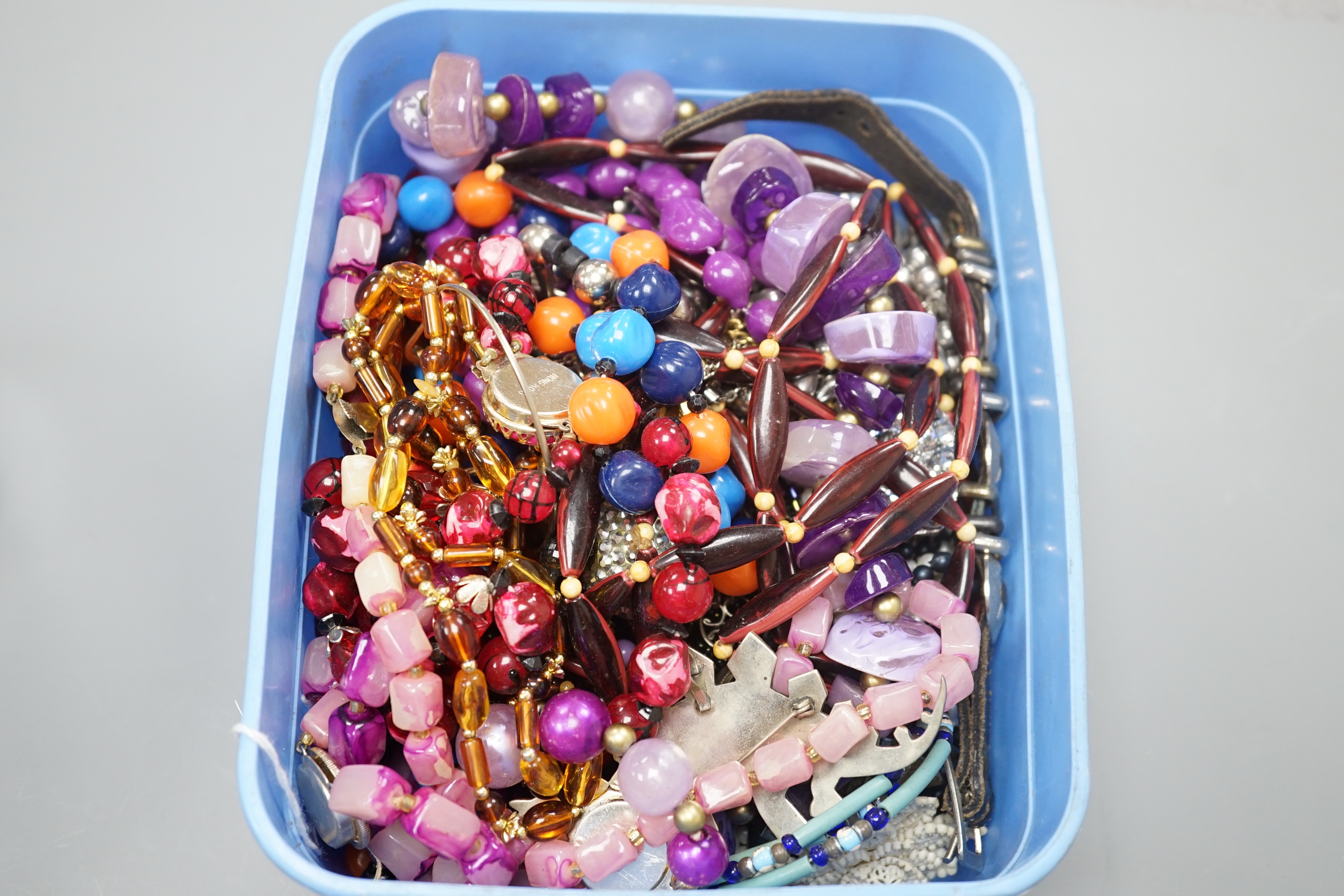 A quantity of assorted costume jewellery.
